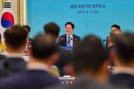 이재명 대통령이 4월 17일 청와대 영빈관에서 열린 공공기관 및 유관기관 업무보고에서 발언하고 있다.