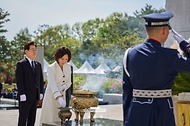 김혜경 여사가 4월 19일 서울 강북구 국립4·19민주묘지에서 열린 제66주년 4·19 혁명 기념식에서 헌화한 후 분향하고 있다.