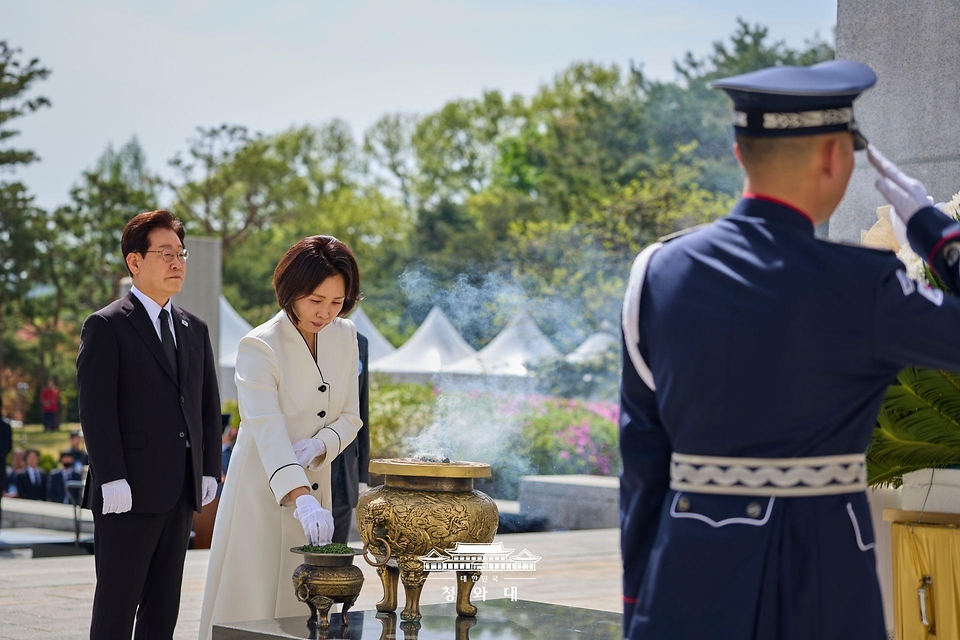 김혜경 여사가 4월 19일 서울 강북구 국립4·19민주묘지에서 열린 제66주년 4·19 혁명 기념식에서 헌화한 후 분향하고 있다.