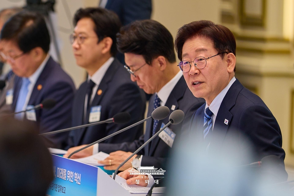 이재명 대통령이 4월 17일 청와대 영빈관에서 열린 공공기관 및 유관기관 업무보고에서 발언하고 있다.