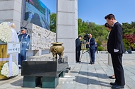 이재명 대통령과 김혜경 여사가 4월 19일 서울 강북구 국립4·19민주묘지에서 열린 제66주년 4·19 혁명 기념식에서 헌화 후 묵념하고 있다.