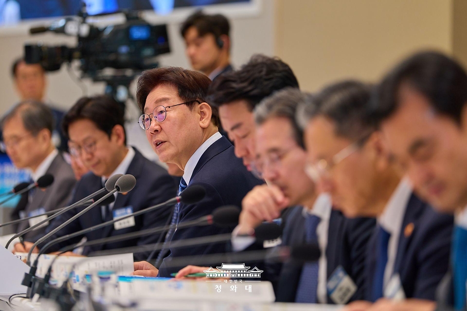 이재명 대통령이 4월 17일 청와대 영빈관에서 열린 공공기관 및 유관기관 업무보고에서 발언하고 있다.