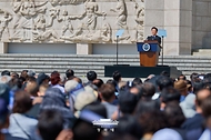 이재명 대통령이 4월 19일 서울 강북구 국립4·19민주묘지에서 열린 제66주년 4·19 혁명 기념식에서 기념사를 하고 있다.