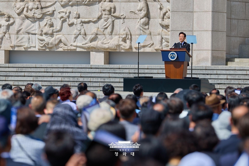이재명 대통령이 4월 19일 서울 강북구 국립4·19민주묘지에서 열린 제66주년 4·19 혁명 기념식에서 기념사를 하고 있다.