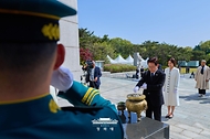 이재명 대통령이 4월 19일 서울 강북구 국립4·19민주묘지에서 열린 제66주년 4·19 혁명 기념식에서 헌화 후 분향하고 있다.