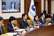 배경훈 부총리 겸 과학기술정보통신부 장관이 4월 16일 서울 종로구 정부서울청사 본관 영상회의실에서 '제7회 과학기술관계장관회의'를 주재하고 있다.