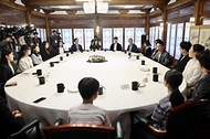 김민석 국무총리가 4월 18일 종로구 삼청동 총리서울공관에서 열린 청소년·청년기후협의체 간담회를 주재하고 있다.