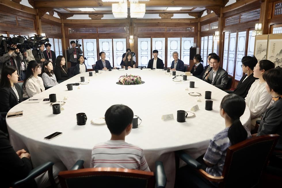 김민석 국무총리가 4월 18일 종로구 삼청동 총리서울공관에서 열린 청소년·청년기후협의체 간담회를 주재하고 있다.