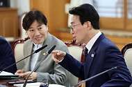 김민석 국무총리가 4월 20일 세종대로 정부서울청사에서 열린 비상경제본부회의를 주재하고 있다.