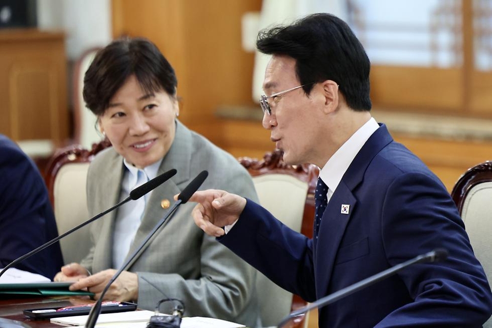 김민석 국무총리가 4월 20일 세종대로 정부서울청사에서 열린 비상경제본부회의를 주재하고 있다.