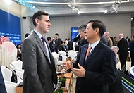 주요 20개국(G20) 재무장관회의 참석차 미국 워싱턴D.C.를 방문 중인 구윤철 부총리 겸 재정경제부 장관이 4월 17일(현지 시간) 국제통회기금(IMF)에서 열린 국제통화기금위원회(IMFC) 회의 시작에 앞서 댄 카츠 IMF 수석 부총재와 대화를 나누고 있다.