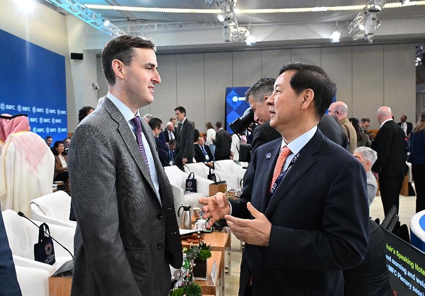 주요 20개국(G20) 재무장관회의 참석차 미국 워싱턴D.C.를 방문 중인 구윤철 부총리 겸 재정경제부 장관이 4월 17일(현지 시간) 국제통회기금(IMF)에서 열린 국제통화기금위원회(IMFC) 회의 시작에 앞서 댄 카츠 IMF 수석 부총재와 대화를 나누고 있다.