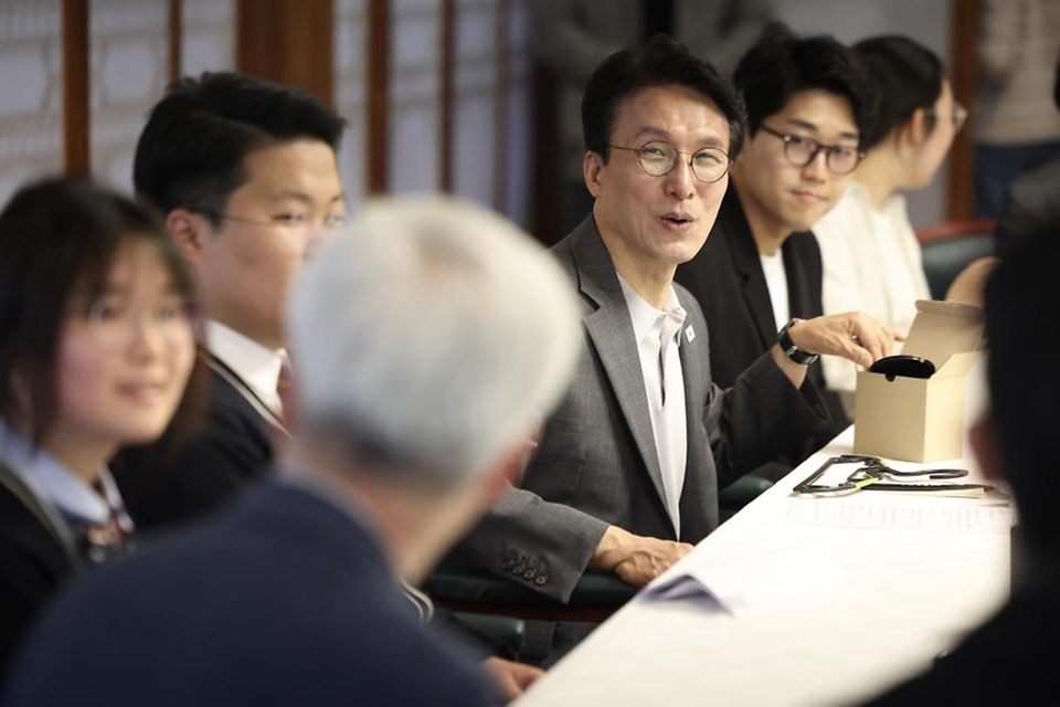 김민석 국무총리가 4월 18일 종로구 삼청동 총리서울공관에서 열린 청소년·청년기후협의체 간담회를 주재하고 있다.