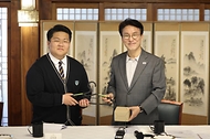 김민석 국무총리가 4월 18일 종로구 삼청동 총리서울공관에서 열린 청소년·청년기후협의체 간담회를 주재하고 있다.