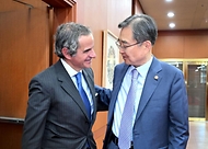 조현 외교부 장관이 4월 15일 방한 중인 라파엘 그로시(Rafael Grossi) 국제원자력기구(IAEA) 사무총장과 면담하고 한-IAEA 협력, 중동 등 글로벌 현안, 한반도 정세 및 북핵 문제 등 주요 현안에 대해 의견을 교환하고 있다.