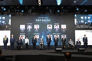 김민석 국무총리가 4월 20일 광진구 비스타워커힐 호텔에서 열린 제46회 장애인의 날 기념식에 참석, 유공자 포상 및 축사를 하고 있다.