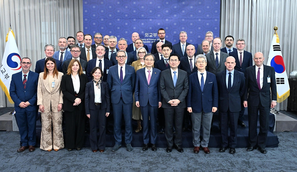 북대서양조약기구(NATO)에 상주하는 30개국 대사단이 4월 13일~4월 15일간 우리나라와 NATO간 협력 강화 방안을 논의하기 위해 방한했다. 4월 14일 외교부를 방문해 조현 외교부 장관을 예방하고, 정연두 외교전략정보본부장 주재 브리핑에 참석했다.