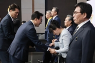 김민석 국무총리가 4월 20일 광진구 비스타워커힐 호텔에서 열린 제46회 장애인의 날 기념식에 참석, 유공자 포상 및 축사를 하고 있다.
