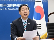 주요 20개국(G20) 재무장관회의 및 국제통화기금(IMF)/세계은행(WB) 춘계회의 참석차 미국 워싱턴D.C.를 방문 중인 구윤철 부총리 겸 재정경제부 장관이 4월 16일(현지 시간) 주미국대한민국대사관에서 워싱턴-서울 간 영상으로 '비상경제본부회의'를 주재, 중동전쟁 관련 부처별 대응상황을 점검, 논의하고 있다.