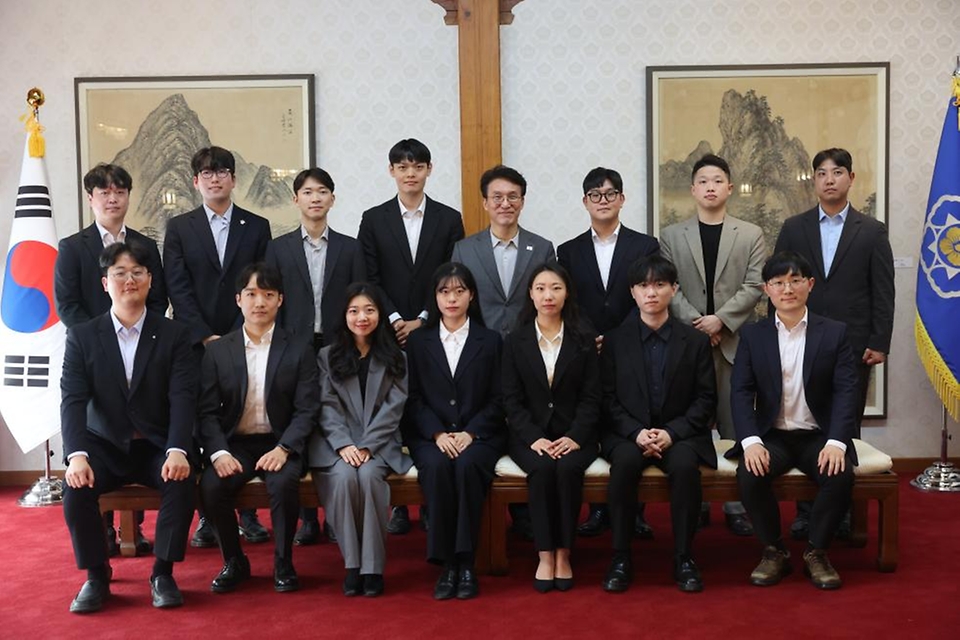 김민석 국무총리가 4월 18일 종로구 삼청동 총리서울공관에서 열린 청년보좌역 간담회를 주재하고 있다.