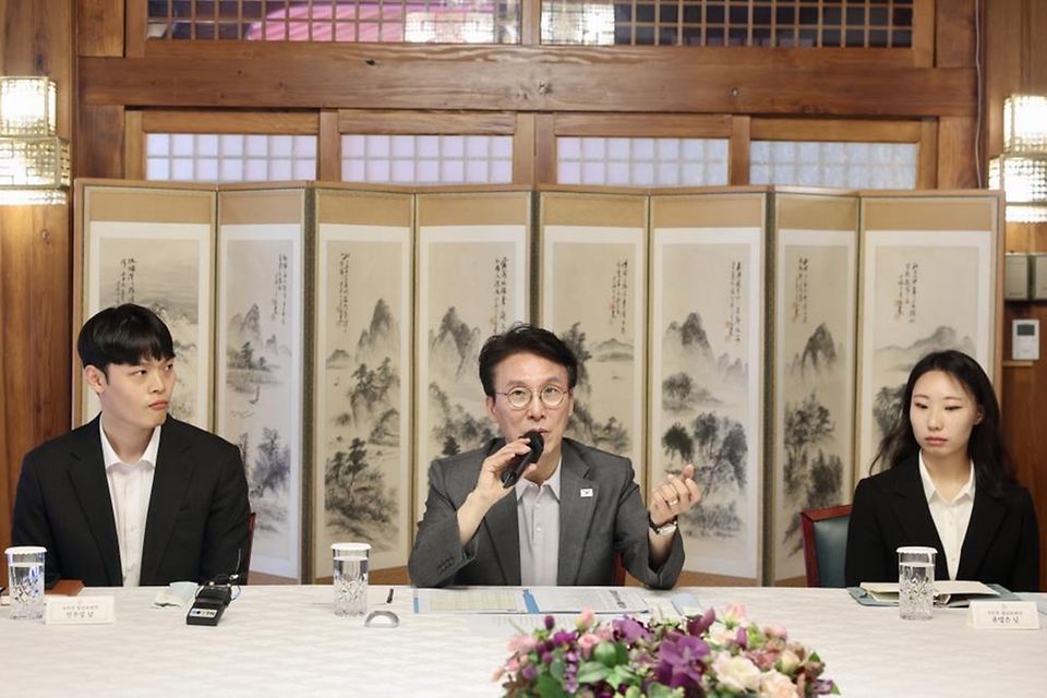 김민석 국무총리가 4월 18일 종로구 삼청동 총리서울공관에서 열린 청년보좌역 간담회를 주재하고 있다.