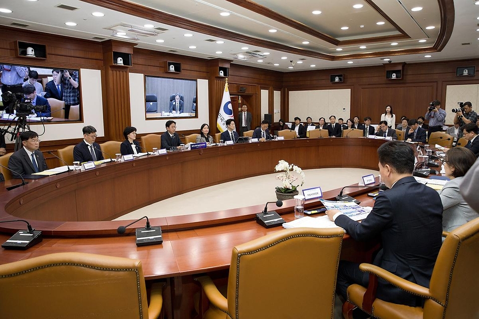 배경훈 부총리 겸 과학기술정보통신부 장관이 4월 16일 서울 종로구 정부서울청사 본관 영상회의실에서 '제7회 과학기술관계장관회의'를 주재하고 있다.