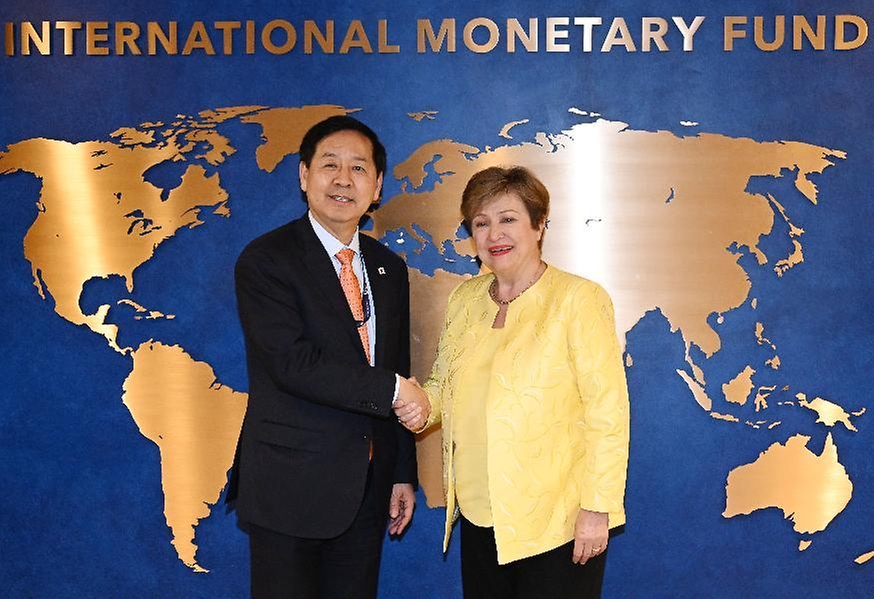 주요 20개국(G20) 재무장관회의 및 국제통화기금(IMF)/세계은행(WB) 춘계회의 참석차 미국 워싱턴D.C.를 방문 중인 구윤철 부총리 겸 재정경제부 장관이 4월 17일(현지 시간) 국제통화기금(IMF)에서 크리스탈오르기에바 국제통화기금(IMF) 총재와 면담에 앞서 악수하며 기념사진을 찍고 있다.