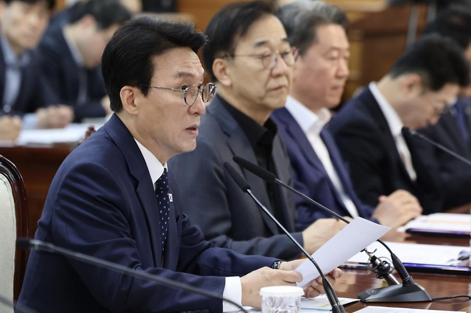 김민석 국무총리가 20일 세종대로 정부서울청사에서 열린 새만금 전북 대혁신TF 2차 회의를 주재하고 있다.