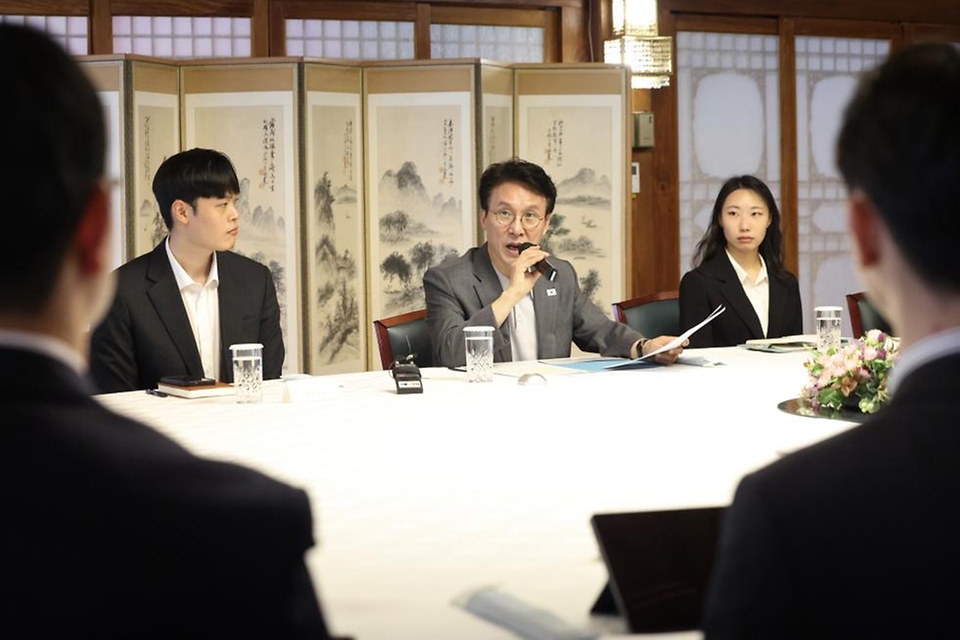 김민석 국무총리가 4월 18일 종로구 삼청동 총리서울공관에서 열린 청년보좌역 간담회를 주재하고 있다.