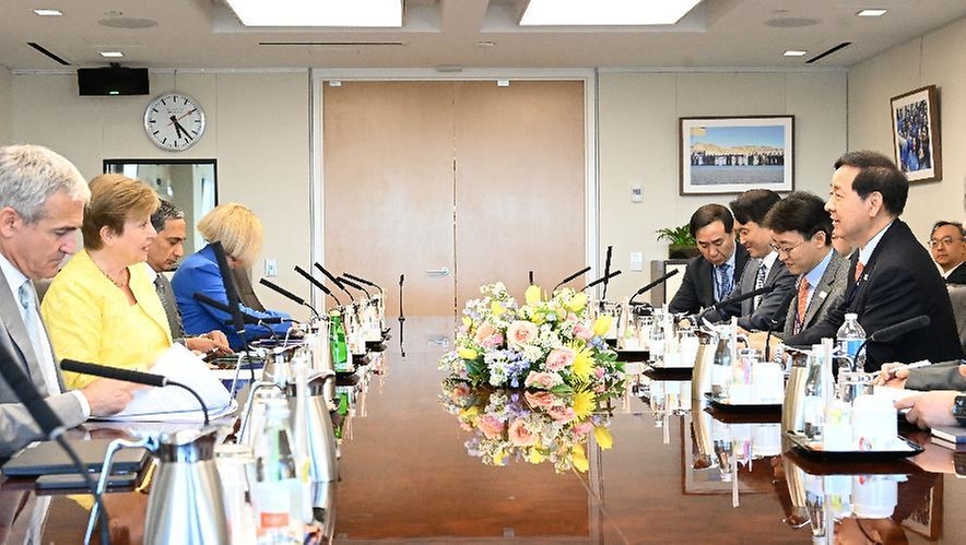 주요 20개국(G20) 재무장관회의 및 국제통화기금(IMF)/세계은행(WB) 춘계회의 참석차 미국 워싱턴D.C.를 방문 중인 구윤철 부총리 겸 재정경제부 장관이 4월 17일(현지 시간) 국제통화기금(IMF)에서 크리스탈오르기에바 국제통화기금(IMF) 총재와 면담을 하고 있다.