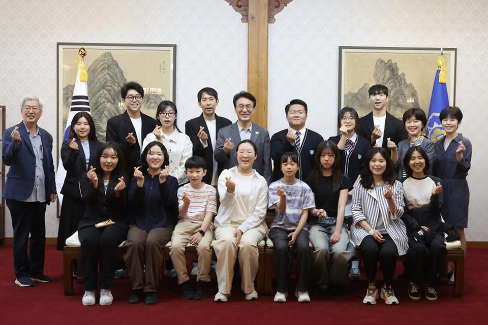 김민석 국무총리가 4월 18일 종로구 삼청동 총리서울공관에서 열린 청소년·청년기후협의체 간담회를 주재하고 있다.