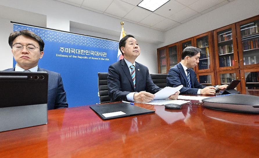 주요 20개국(G20) 재무장관회의 및 국제통화기금(IMF)/세계은행(WB) 춘계회의 참석차 미국 워싱턴D.C.를 방문 중인 구윤철 부총리 겸 재정경제부 장관이 4월 16일(현지 시간) 주미국대한민국대사관에서 워싱턴-서울 간 영상으로 '비상경제본부회의'를 주재, 중동전쟁 관련 부처별 대응상황을 점검, 논의하고 있다.