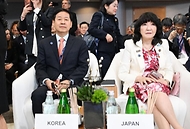 주요 20개국(G20) 재무장관회의 참석차 미국 워싱턴D.C.를 방문 중인 구윤철 부총리 겸 재정경제부 장관이 4월 17일(현지 시간) 국제통회기금(IMF)에서 열린 국제통화기금위원회(IMFC) 회의에 참석, 카타야마 사츠키 일본 재무장관과 함께 자리하고 있다.