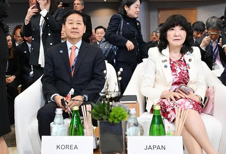 주요 20개국(G20) 재무장관회의 참석차 미국 워싱턴D.C.를 방문 중인 구윤철 부총리 겸 재정경제부 장관이 4월 17일(현지 시간) 국제통회기금(IMF)에서 열린 국제통화기금위원회(IMFC) 회의에 참석, 카타야마 사츠키 일본 재무장관과 함께 자리하고 있다.