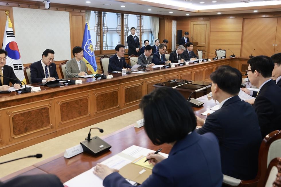 김민석 국무총리가 4월 20일 세종대로 정부서울청사에서 열린 비상경제본부회의를 주재하고 있다.