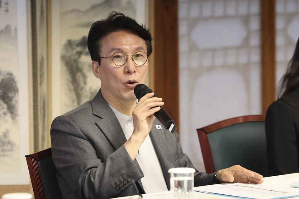 김민석 국무총리가 4월 18일 종로구 삼청동 총리서울공관에서 열린 청년보좌역 간담회를 주재하고 있다.