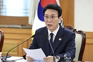 김민석 국무총리가 20일 세종대로 정부서울청사에서 열린 새만금 전북 대혁신TF 2차 회의를 주재하고 있다.