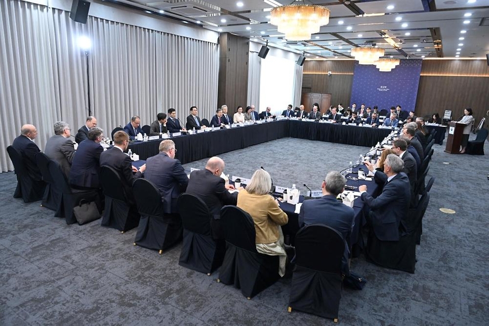 북대서양조약기구(NATO)에 상주하는 30개국 대사단이 4월 13일~4월 15일간 우리나라와 NATO간 협력 강화 방안을 논의하기 위해 방한했다. 4월 14일 외교부를 방문해 조현 외교부 장관을 예방하고, 정연두 외교전략정보본부장 주재 브리핑에 참석했다.