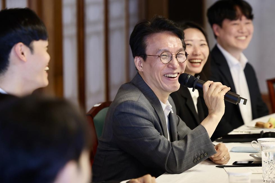 김민석 국무총리가 4월 18일 종로구 삼청동 총리서울공관에서 열린 청년보좌역 간담회를 주재하고 있다.