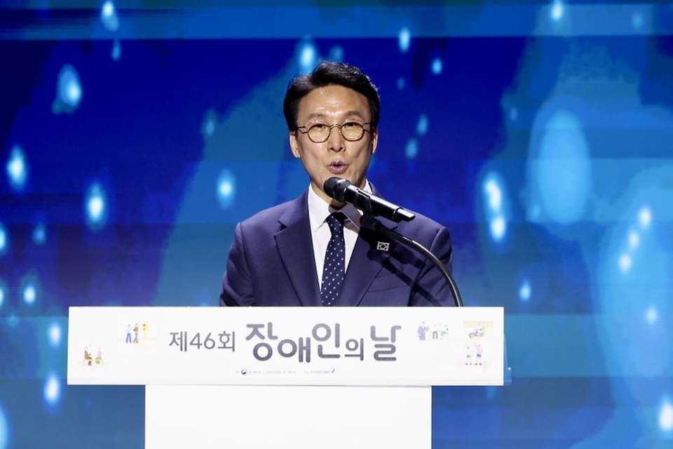 김민석 국무총리가 4월 20일 광진구 비스타워커힐 호텔에서 열린 제46회 장애인의 날 기념식에 참석, 유공자 포상 및 축사를 하고 있다.