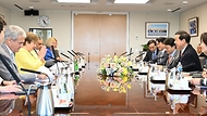주요 20개국(G20) 재무장관회의 및 국제통화기금(IMF)/세계은행(WB) 춘계회의 참석차 미국 워싱턴D.C.를 방문 중인 구윤철 부총리 겸 재정경제부 장관이 4월 17일(현지 시간) 국제통화기금(IMF)에서 크리스탈오르기에바 국제통화기금(IMF) 총재와 면담을 하고 있다.