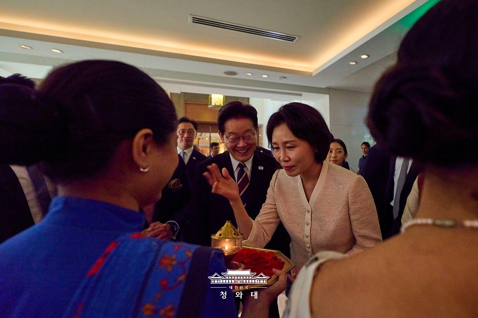 인도를 국빈 방문한 이재명 대통령과 김혜경 여사가 4월 19일(현지 시각) 뉴델리 한 호텔에서 환영 인사를 받고 있다.