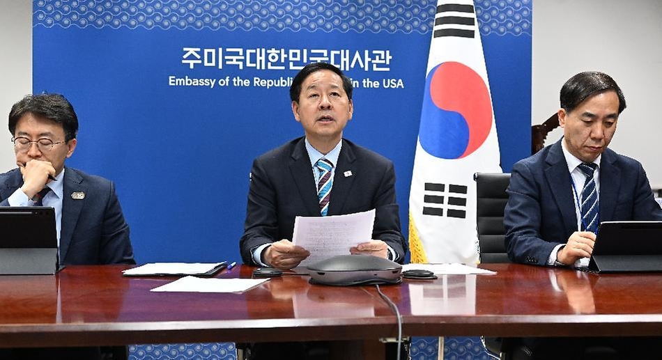 주요 20개국(G20) 재무장관회의 및 국제통화기금(IMF)/세계은행(WB) 춘계회의 참석차 미국 워싱턴D.C.를 방문 중인 구윤철 부총리 겸 재정경제부 장관이 4월 16일(현지 시간) 주미국대한민국대사관에서 워싱턴-서울 간 영상으로 '비상경제본부회의'를 주재, 중동전쟁 관련 부처별 대응상황을 점검, 논의하고 있다.