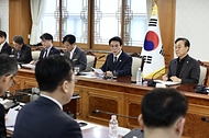 김민석 국무총리가 20일 세종대로 정부서울청사에서 열린 새만금 전북 대혁신TF 2차 회의를 주재하고 있다.