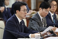 김민석 국무총리가 4월 20일 세종대로 정부서울청사에서 열린 비상경제본부회의를 주재하고 있다.