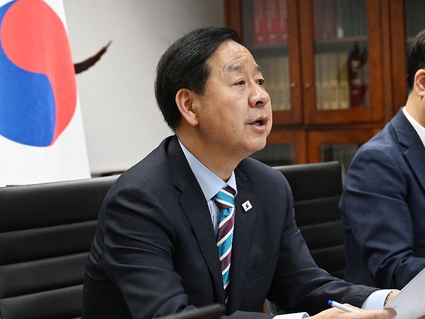 주요 20개국(G20) 재무장관회의 및 국제통화기금(IMF)/세계은행(WB) 춘계회의 참석차 미국 워싱턴D.C.를 방문 중인 구윤철 부총리 겸 재정경제부 장관이 4월 16일(현지 시간) 주미국대한민국대사관에서 워싱턴-서울 간 영상으로 '비상경제본부회의'를 주재, 중동전쟁 관련 부처별 대응상황을 점검, 논의하고 있다.
