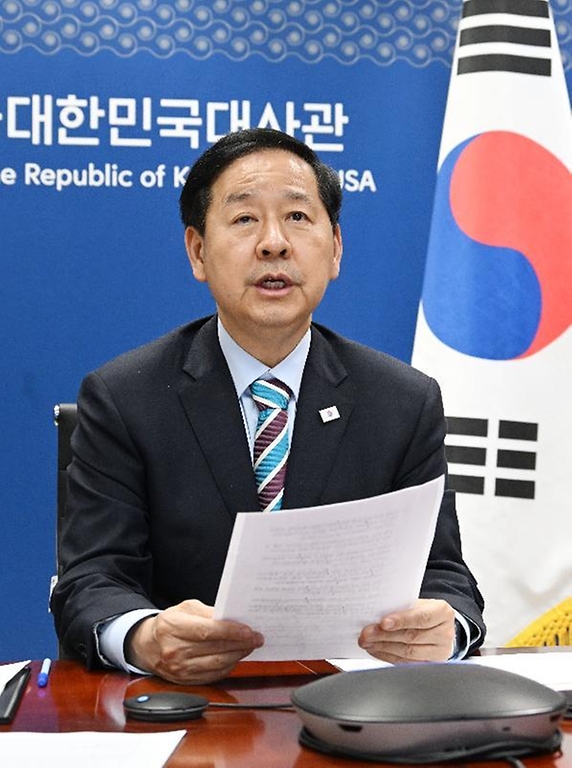 주요 20개국(G20) 재무장관회의 및 국제통화기금(IMF)/세계은행(WB) 춘계회의 참석차 미국 워싱턴D.C.를 방문 중인 구윤철 부총리 겸 재정경제부 장관이 4월 16일(현지 시간) 주미국대한민국대사관에서 워싱턴-서울 간 영상으로 '비상경제본부회의'를 주재, 중동전쟁 관련 부처별 대응상황을 점검, 논의하고 있다.