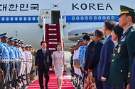 인도를 국빈 방문한 이재명 대통령과 김혜경 여사가 4월 19일(현지 시각) 뉴델리 팔람 공군기지에 도착한 공군 1호기에서 내려 이동하고 있다.