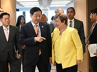 주요 20개국(G20) 재무장관회의 및 국제통화기금(IMF)/세계은행(WB) 춘계회의 참석차 미국 워싱턴D.C.를 방문 중인 구윤철 부총리 겸 재정경제부 장관이 4월 17일(현지 시간) 국제통화기금(IMF)에서 크리스탈오르기에바 국제통화기금(IMF) 총재와 대화를 하고 있다.