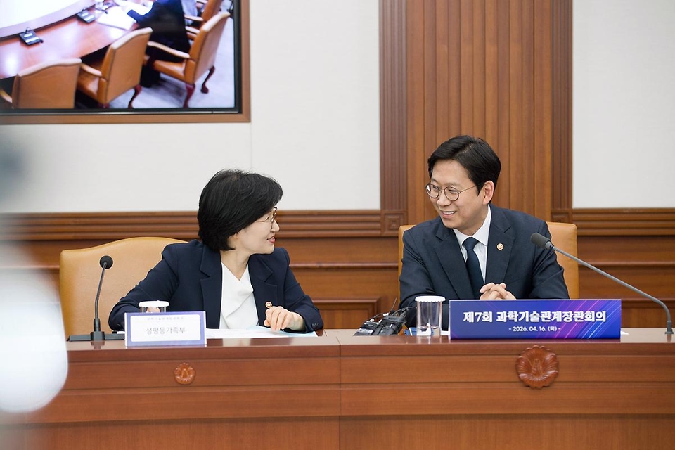 배경훈 부총리 겸 과학기술정보통신부 장관이 4월 16일 서울 종로구 정부서울청사 본관 영상회의실에서 '제7회 과학기술관계장관회의'를 주재하고 있다.